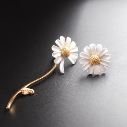 Elegant White Daisy Drop Earrings | Asymmetric..