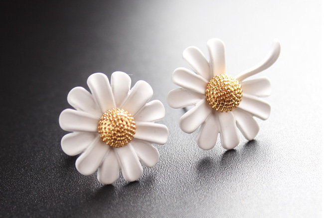 Cute Daisy Stud Earrings | Handmade Earrings | Elegant White Daisy Stud | White Flower Earrings | Bridesmaids Gifts | Wedding Jewelry | Stud
