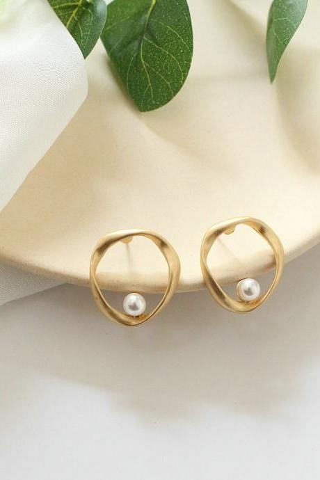 Hammered Oval Pearl Earrings | Pearl Earrings | Pearl Hoop Earrings | Circle Earrings | Geometric Stud Earrings | Simple Minimal Earrings